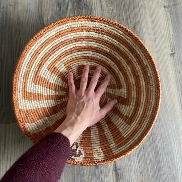 Woven basket - Picture 2 of 4